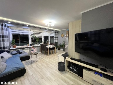 Salon z jadalnią i aneksem kuchennym ! Duży, szeroki balkon !