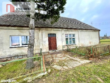 Dom z czerwonej cegły na wsi