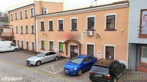 Budynek W Centrum Z Własnymi Miejscami Parkingowym