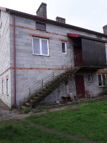 Dom, 2 wejścia oraz budynki gospodarcze z działką, 68 km od Warszawy.