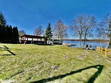 Dwa domy z linią brzegową Jezioraka Szałkowo