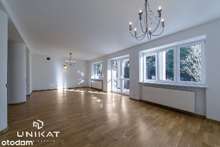 Przestronny dom 246 m² na Bielanach. Idealna przestrzeń na działalność