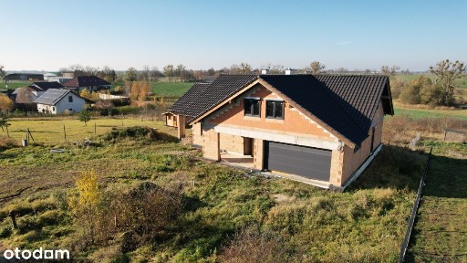 Dom w stanie surowym zamkniętym, Komorowo