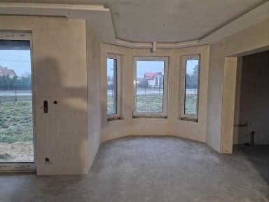 Dom wolnostojacy na ogrodzonej działce 12000 m2