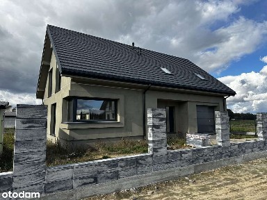 Dom z poddaszem użytkowym i garażem.