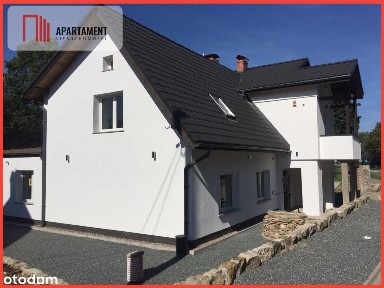 Duży dom. Można zaaranżować 3 apartamenty.