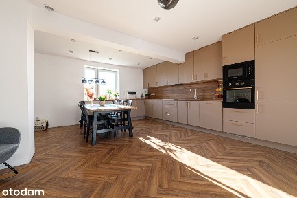 Dom po częściowym remoncie z obszernym zapleczem gospodarczym.