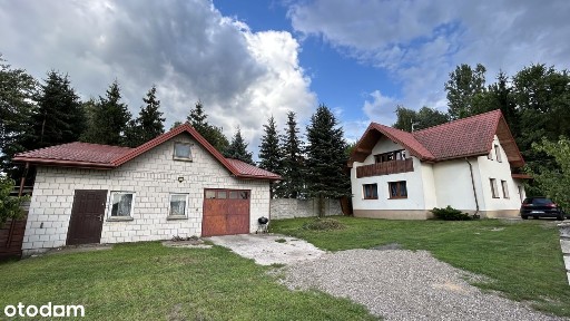 Przestronny dom z garażem w spokojnej okolicy