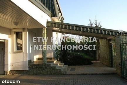 Wygodny dom wolnostojący z fotowoltaiką.