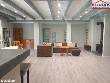 Dom w otoczeniu nowych domów i lasu