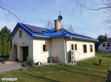 Parterowy dom z 2 garażami + fotowoltaika, 138 m2, działka 1750 m2
