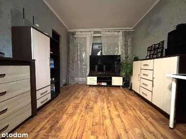 Duża kawalerka z balkonem w budynku z lat 90-tych