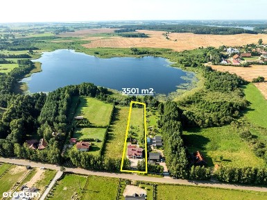 Dom na działce z linią brzegową i pomostem