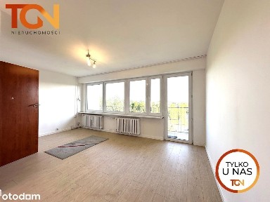 Trzy pokoje z dużym balkonem w dobrej lokalizacji