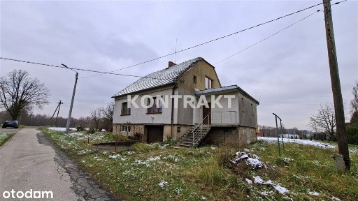 Dom w Osieku k. Oświęcimia pod lasem.