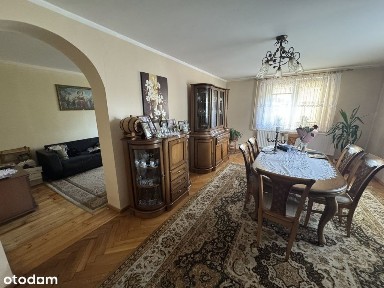 Dom wolnostojący z dwoma garażami