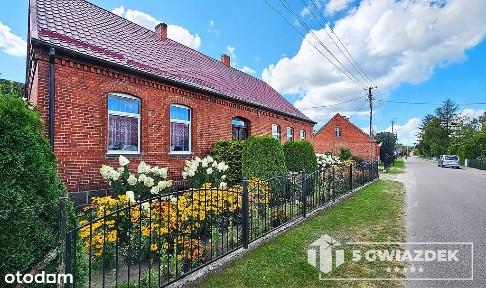 Duży dom z budynkami gospodarczymi na wsi.