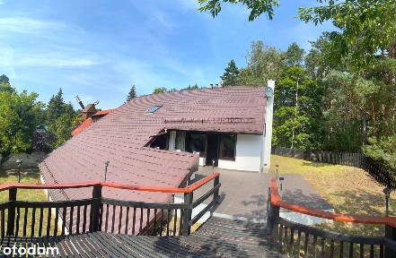 dom w lesie nad zakolem rzeki