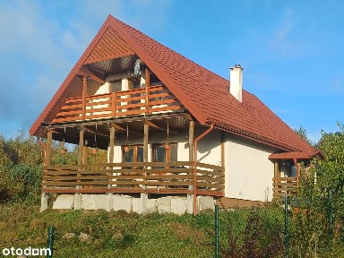 Dom blisko przyrody z dużym tarasem w kształcie litery 