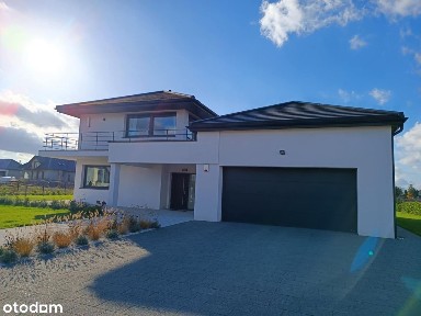 Sprzedam nowoczesny dom w stylistyce podmiejskiej zabudowy willowej.