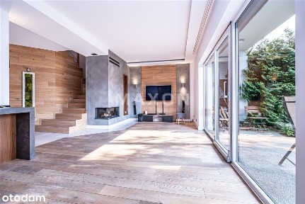Nowoczesny z ogrodem, kominkiem i sauną