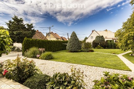 Nowoczesny dom z ogrodem i pełnym wyposażeniem