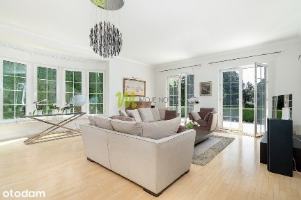 Rezydencja o rozłożystej bryle, Podolany