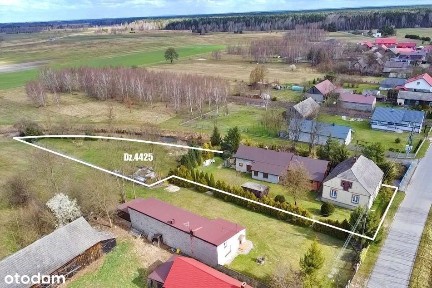 Dom nad rzeką w otoczeniu lasów