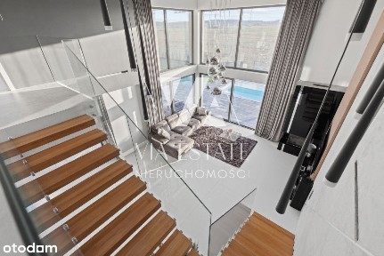 Nowoczesna willa z dużymi oknami przy Warszawie