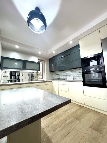 Siedlisko dom + 700mkw garaży