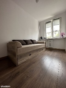 Małe, jasne mieszkanie z balkonem w centrum.