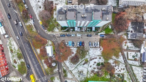 Zadbane i przestronne z balkonem. Do wejścia.