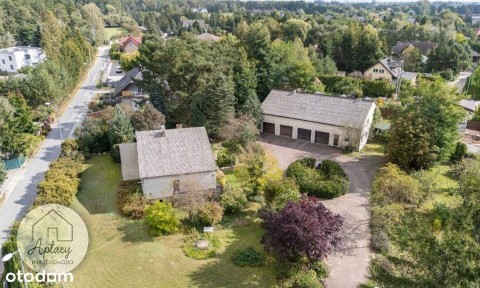 Dom z budynkiem gospodarczym i 4 garażami.