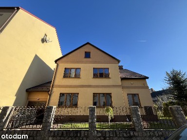 Przestronny dom z garażem i ogrodem w mieście