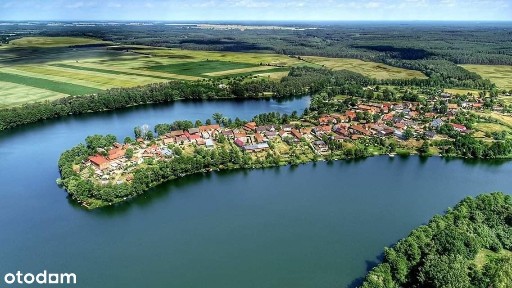 Dom przy jeziorze z kilkoma.