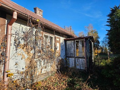 Dom drewniany z bali obitych plytą do przeniesienia