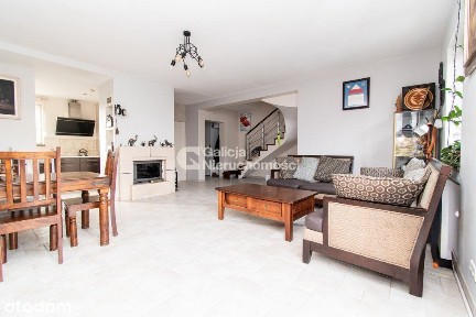 Dom w zabudowie szeregowej z garażem w bryle