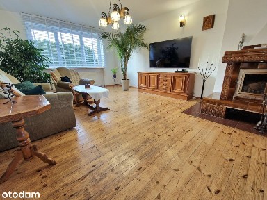 Wolnostojący, kameralny, parterowy z poddaszem użytkowym i garażem.