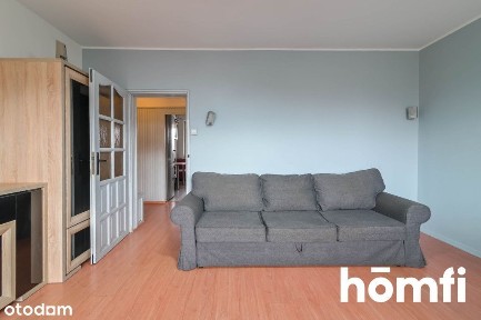 Przestronny pokój z balkonem dobrze skomunikowany.