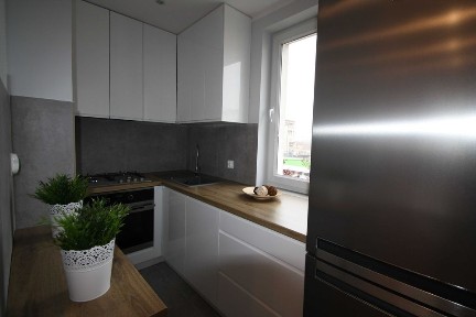 3 pok., generalny remont, garderoba, blisko SKM. Bezpośrednio