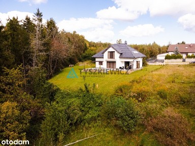 Przepiękny dom tuż przy lesie.