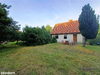 Dom na wsi w spokojnym miejscu.