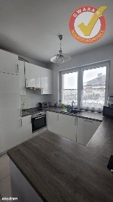 Dom na nowym osiedlu domków jednorodzinnych.