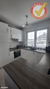 Dom na nowym osiedlu domków jednorodzinnych.