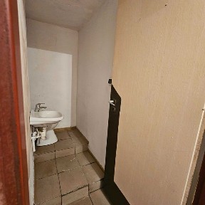 Kawalerka,parter do remontu, plus pom gospodarcze i ogródeczek.