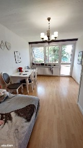 Parter z balkonem, w ogrodzonym bloku