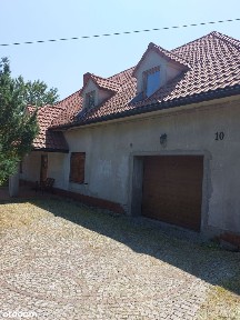 Dom wolnostojący stylizowany na dworek 225 m2 na działce 1100 m2.