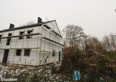 Nowoczesny dom w otoczeniu zieleni.