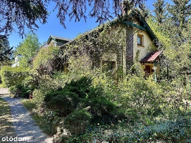 Włoska willa z dużym ogrodem i domem dla gości.