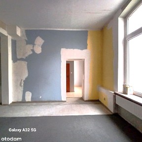 Kawalerka w ścisłym centrum z c.o, winda. Budynek z czerwonej cegły.